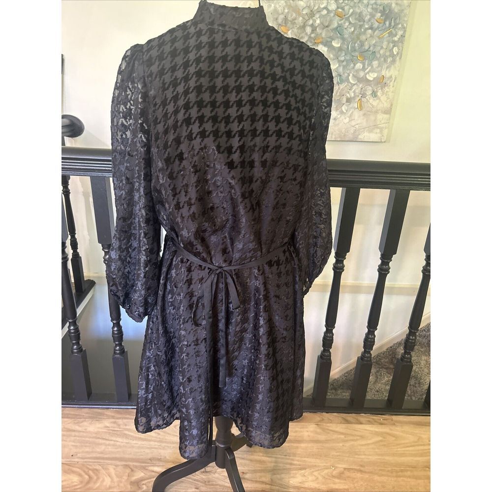 Ann Taylor — Petite Houndstooth Mock Neck Shift Dress, Size 10
